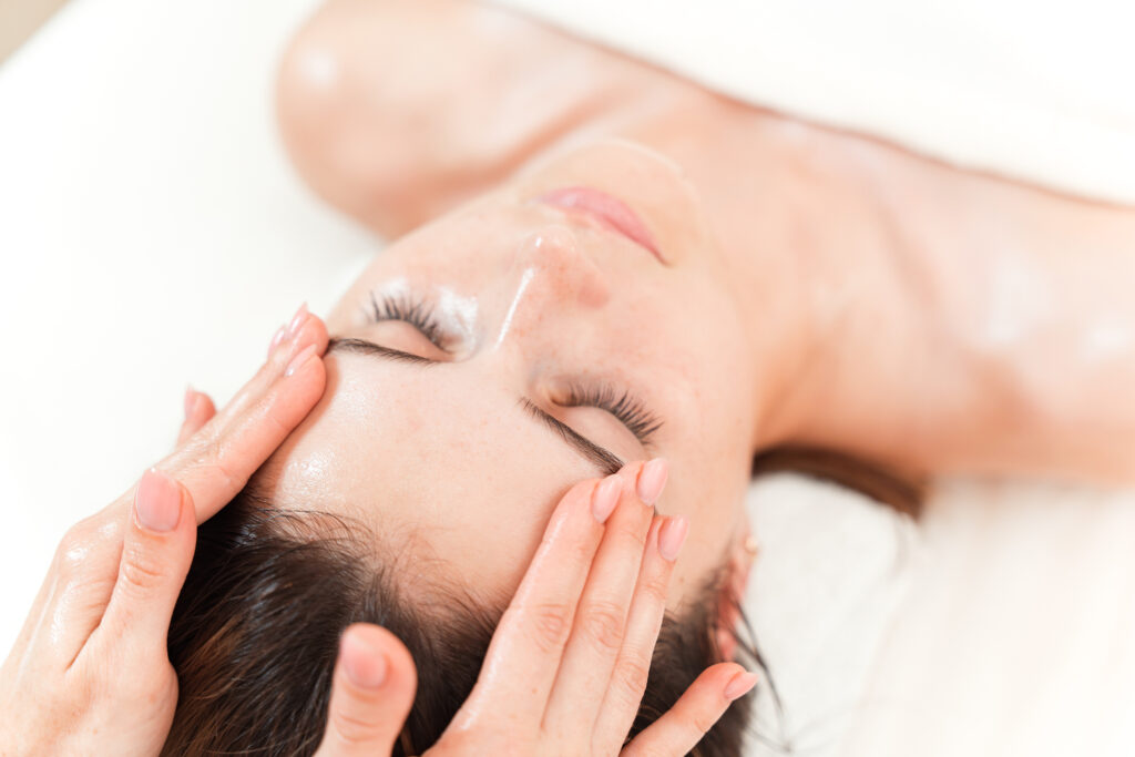 Drainage lymphatique de la zone visage pour soutenir une peau pulpée et lisser les poches et les cernes. Drainage lymphatique manuel Vodder® – bienfaits et indications Le drainage lymphatique manuel selon la méthode du Dr Emil Vodder® est une technique douce et rythmée. Elle stimule la circulation de la lymphe et soutient la détoxification naturelle du corps. Ainsi, elle renforce le système immunitaire et favorise l’équilibre global des fluides corporels. Grâce à ses gestes précis, elle stimule les fonctions d’élimination et apaise les tensions internes. Reconnu pour ses effets drainants puissants, ce massage réduit les œdèmes et la rétention d’eau. De plus, il soulage les jambes lourdes, atténue la cellulite et diminue les vergetures. Il améliore aussi les troubles circulatoires, y compris pendant la grossesse. Après une chirurgie esthétique, le drainage lymphatique post-opératoire est particulièrement bénéfique. En effet, il accélère la récupération et réduit les gonflements post-opératoires. Il prévient la formation de fibroses et optimise les résultats esthétiques. En parallèle, il procure une sensation de bien-être et de légèreté. Enfin, ce soin stimule la vitalité et apaise le système nerveux. Il désengorge les tissus, améliore la qualité de la peau et favorise l’harmonie intérieure. Véritable soin holistique, il accompagne chaque démarche de bien-être, de détox ou de récupération. Ainsi, il devient un allié essentiel pour retrouver équilibre, santé et légèreté.
