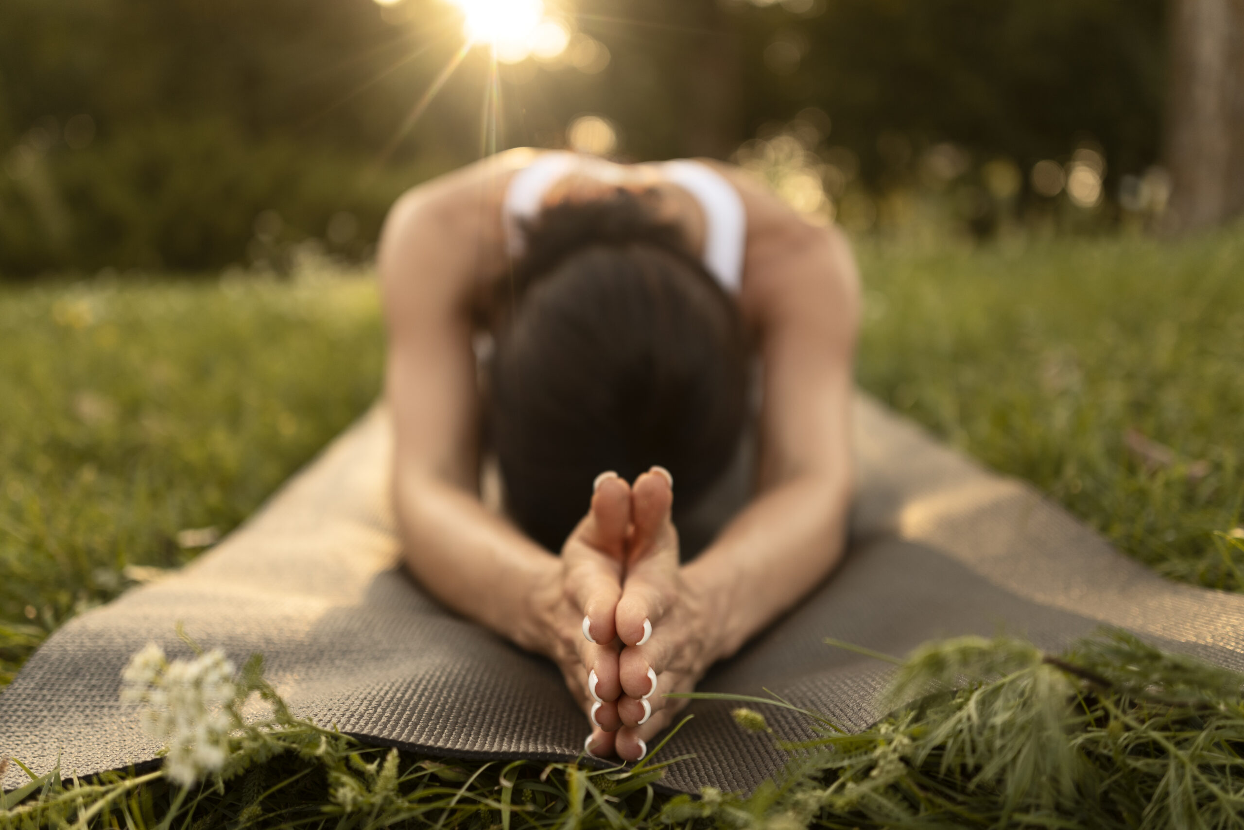 full-shot-woman-stretching-sur-tapis