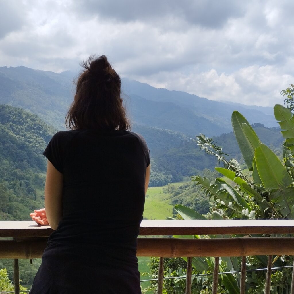 fabienne regardant une vue en voyage