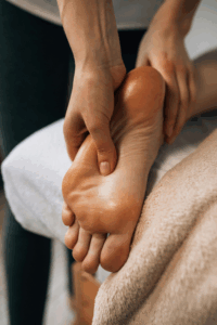 massage des points reflexes en réflexologie plantaire